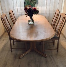 Ausziehbarer Esszimmertisch mit 4 gepolsterten Stühlen Massivholz Pinie( Chalet)