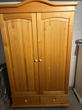 Dielenschrank Kleiderschrank 2-türig, 3 Einlegeböden Kleiderstange u. Schubladen