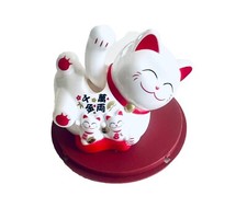 Chinesische Winkekatze liegend