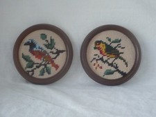 2 Gobelins mit Holzrahmen, handgestickt „Vögel“, Ø 10/12,5 cm