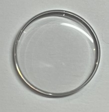 EIN PLEXIGLAS MIT STAHLRING