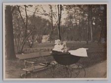 Mädchen mit Stoffhasen im