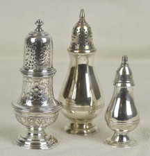 2 Zuckerstreuer + 1 kleiner Streuer, versilbert