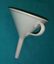 Großer Porzellantrichter mit Griff/Henkel Medizin/Labor/Chemie/Technik/Geschirr