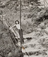 Frau steht lässig Treppe v. Aussig Burg Schreckenstein Usti nad Labem Turm Foto 