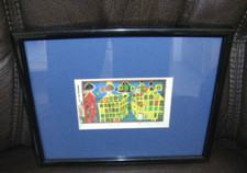 FRIEDENSREICH HUNDERTWASSER-eingerahmte Kunstpostkarte-mit 3 Gebäuden-Artist-TOP