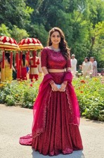 Sabyasachi Stil weinrot