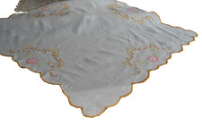 55 x 55 cm: Batist-Decke, feines Kreuzstich-Muster bestickt, Bogenrand Handcraft