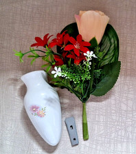 Autovase mit Kunstblumen BMW