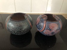 ZWEI 70er Jahre handgeätzte, signierte Terrakotta Vasen des Künstlers J Paiva - Para Brazil