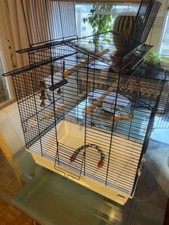 Vogelkäfig fast neuwertig, blauer Käfig und Zubehör, mit weißem Standfuß