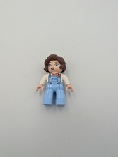 1x Lego Duplo Figur Frau Hose Latzhose Halstuch rot Haare braun 47394pb307