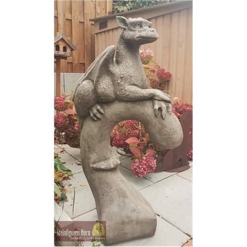 Drache yolande aus serie - ",