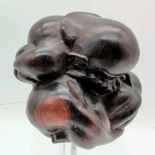 Weinender buddha aus holz - weinender,