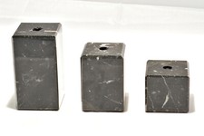 verschiedene Größen schwarze Marmorsockel mit Lochbohrung, B-Ware mit Filzfüßen