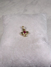 D32-30 / filigraner Kreuzanhänger mit Rubinen  in 8 K / 333er GG