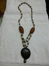 afrikanischer Schmuck, Ketten mit getrockneten Früchten, Armreif