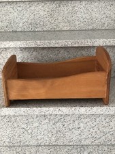 Waldorf Holz Puppenbett mit Bettzeug und einer Puppe mit Schlafaugen