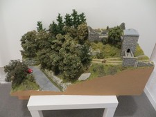 Diorama als Burgruine im Wald