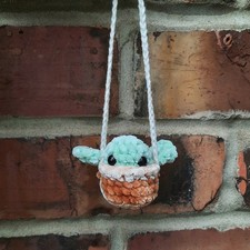 Baby Yoda auf Schaukel Auto