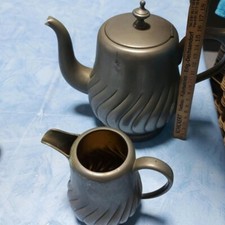 Kaffeekanne Metall mit Kännchen