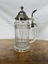 Glaskrug mit verziertem