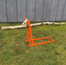 Sägebock als Baumstamm-Halter und Sägeständer für Kettensäge klappbar aus Metall