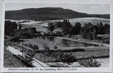Foto AK Cunewalde, versandt 1942, Volksbad mit dem Schleifberg (Czorneboh)