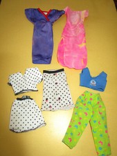 1195) SIEBEN ALTE BARBIE VINTAGE KLEIDUNGSSTÜCKE ALLE MIT BARBIE-LABEL MATTEL