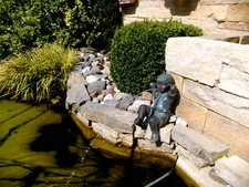wasserspiel figur kleiner Junge " aus Bronze
