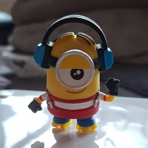 Minion figur mit kopfhörern - minion,