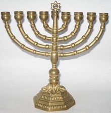 Neunarmige Chanukkia