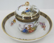 Meissen 1. Wahl Biedermeier Tasse mit Motiv um 1841 Unterteller um 1950 / Defekt