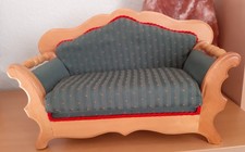 Hübsches Puppen-Sofa, helleres Holz in Grüntönen gestreift mit Muster ca. 45 cm