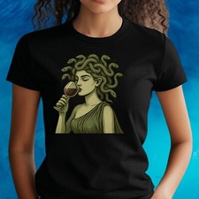 T-Shirt Medusa trinkt Wein –