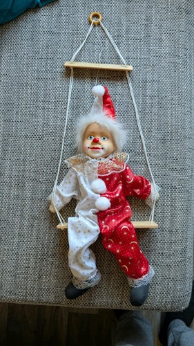 Clown auf schaukel dekoration - auf,