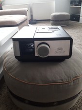 Beamer mit MW Leinwand und Diarollen und Handbuch