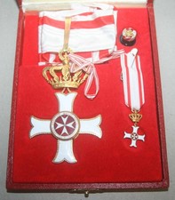Souveräner Malteser-Ritterorden-Verdienstorden, Verdienstkreuz mit Krone im Etui