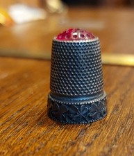 Alter Fingerhut - Metall - roter Kopf