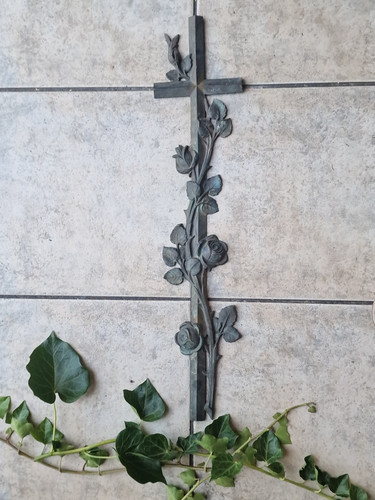 Altes kreuz aus bronze - altes,