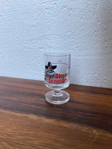 Schnapsglas mit fuß - schnapsglas,