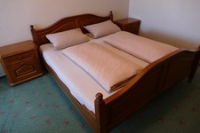 Doppelbett mit Nachtkonsolen, Holz eichefarben