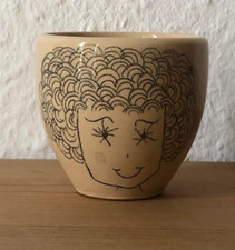 kleiner beiger Holzofen Keramik Blumentopf mit süßem Gesicht von Szalai Csenge 