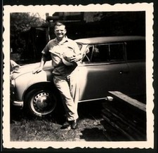 Fotografie Auto IFA P70 Kombi, stolzer Fahrer lehnt am PKW 