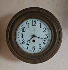 Alte dekorative Wandpendeluhr