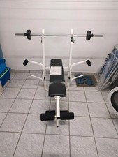 Hantelbank mit Stange und Gewichtsscheiben