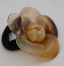 Blumen-Haargummi CAMILLE aus hellbraunem Horn, Haarschmuck