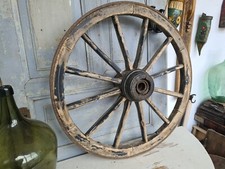A2469 Massives, altes Wagenrad