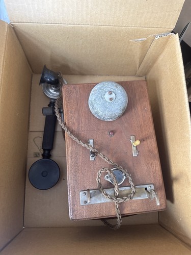Altes wandtelefon aus holz - aus,