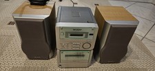 Zum Verkauf steht eine Mini-Stereoanlage von Sharp mit Radio und CD-Fach